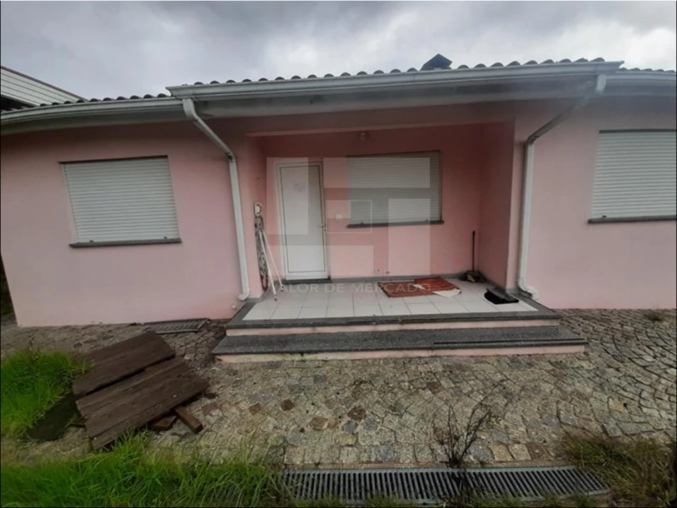 Moradia T4 para Venda em Oliveira de Frades, Souto de Lafões e Sejães Foto 1