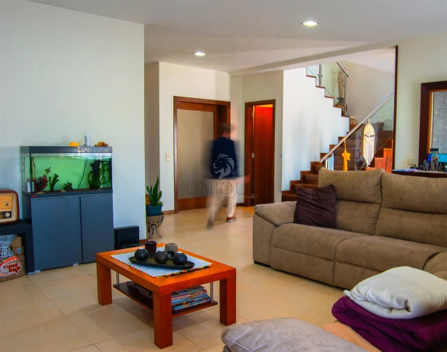 Moradia T4 para Venda em Ouca Foto 12