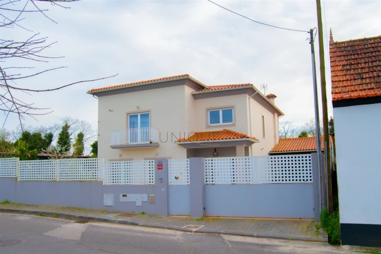 Moradia T4 para Venda em Ouca Foto 29