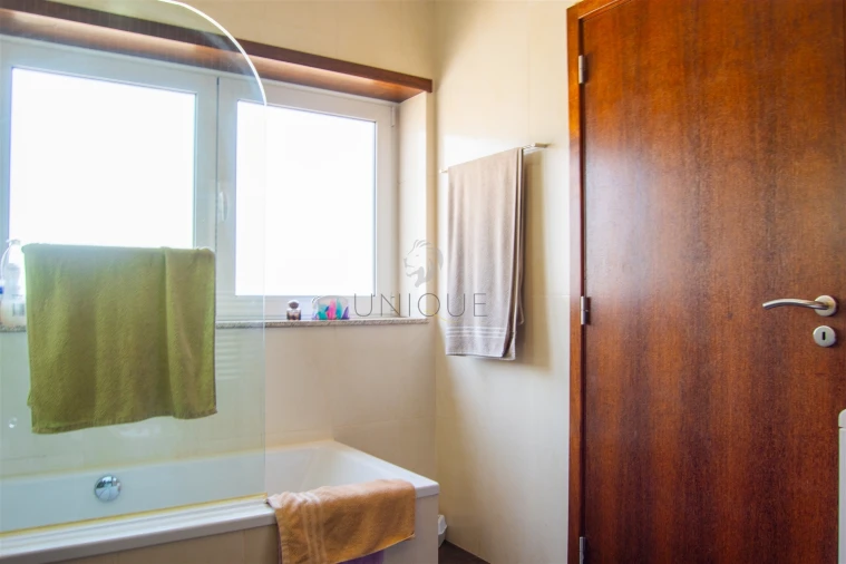 Moradia T4 para Venda em Ouca Foto 20