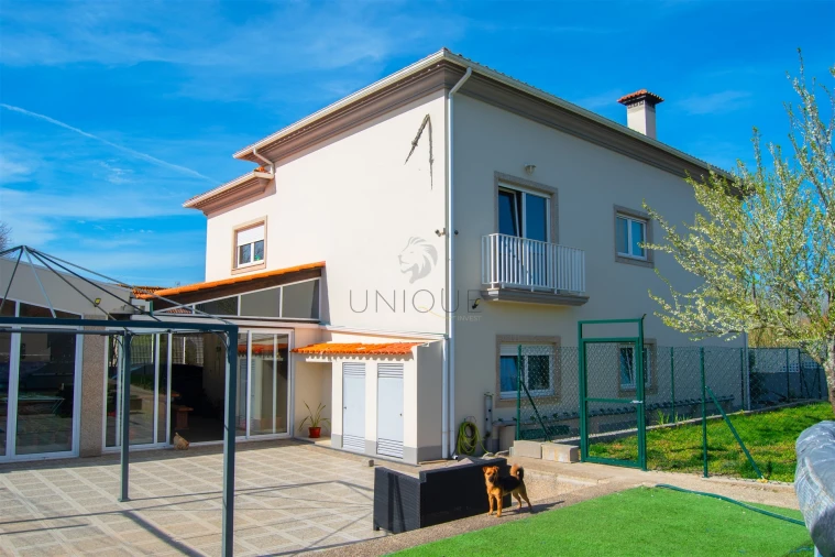 Moradia T4 para Venda em Ouca Foto 2