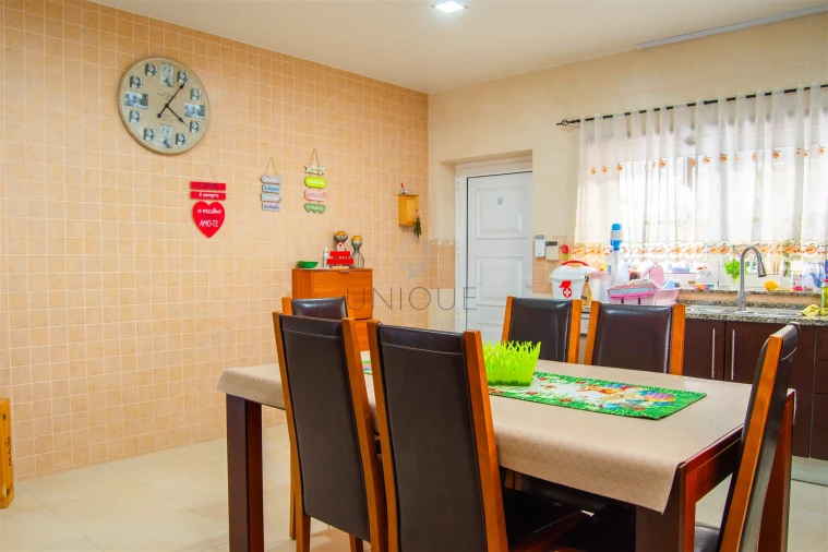 Moradia T4 para Venda em Ouca Foto 14