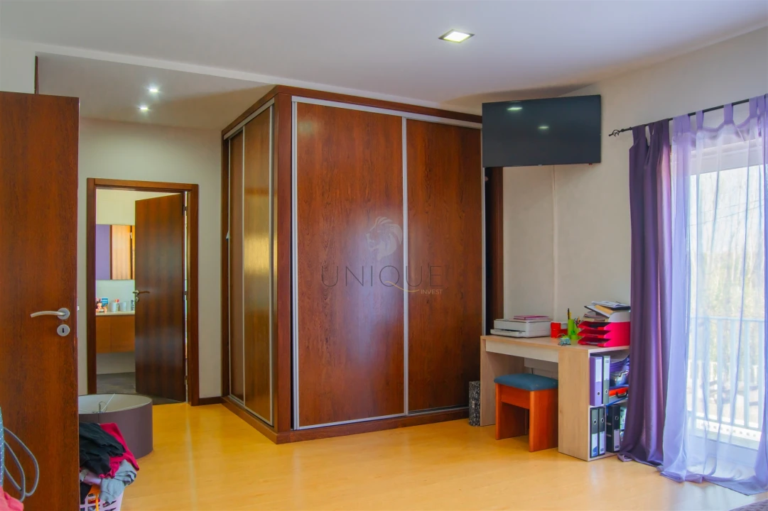 Moradia T4 para Venda em Ouca Foto 23