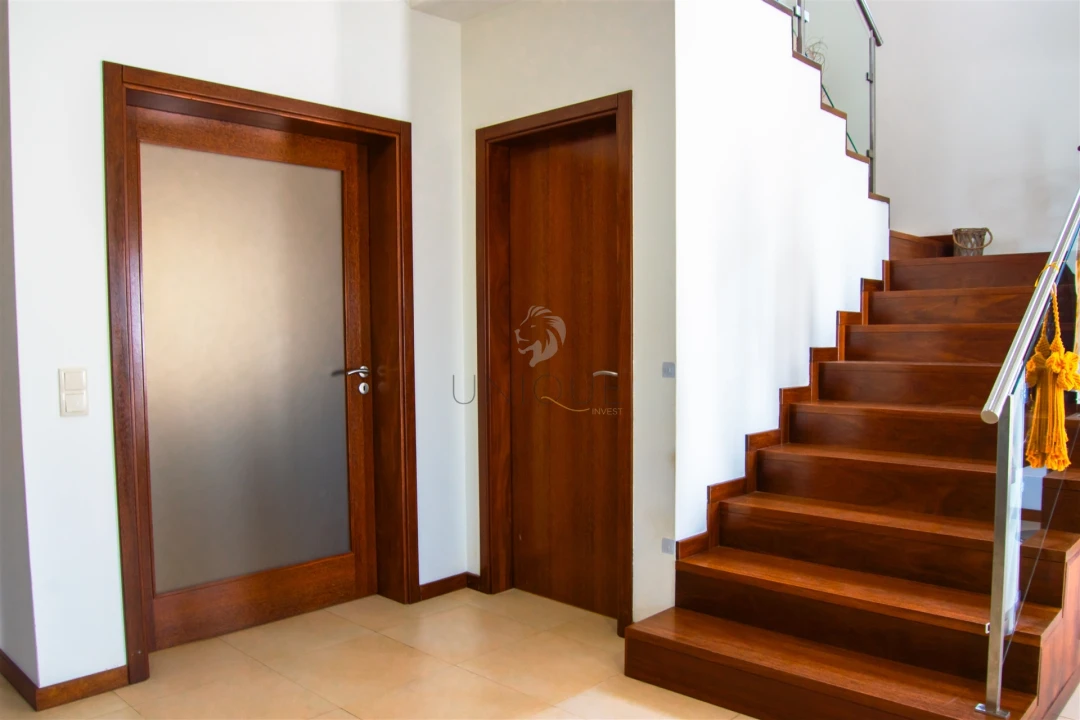 Moradia T4 para Venda em Ouca Foto 16