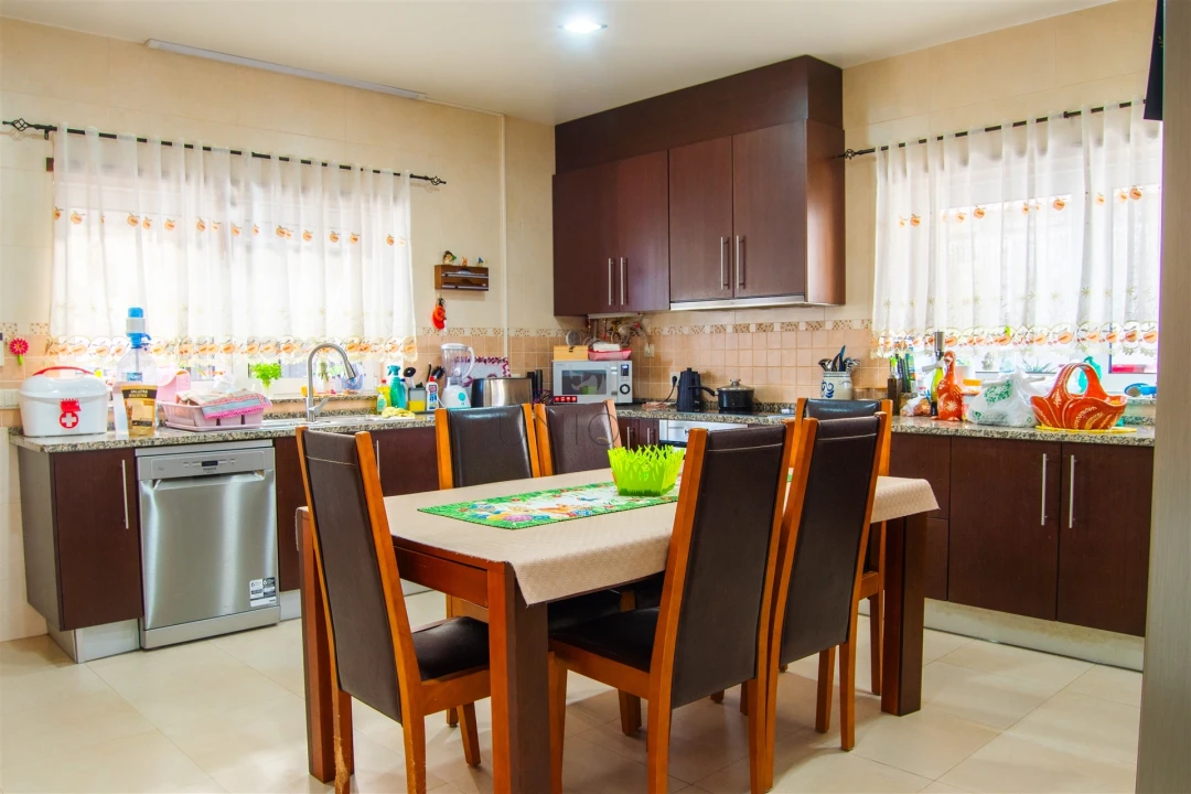 Moradia T4 para Venda em Ouca Foto 13