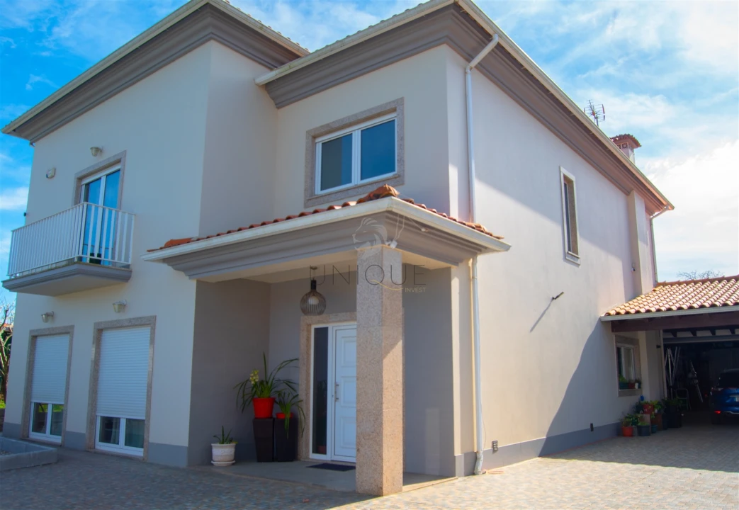 Moradia T4 para Venda em Ouca Foto 1