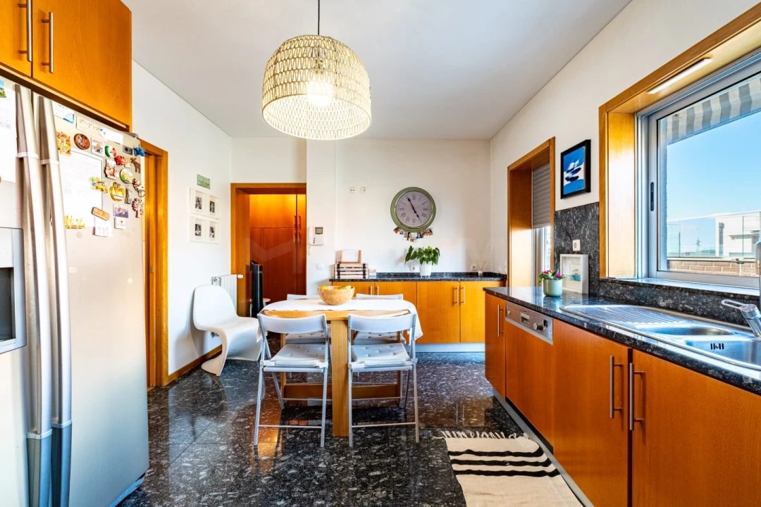 Apartamento T4 para Venda em Milheiros Foto 6