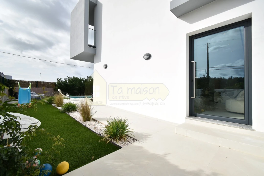 Moradia T4 para Venda em Santa Barbara de Nexe Foto 3