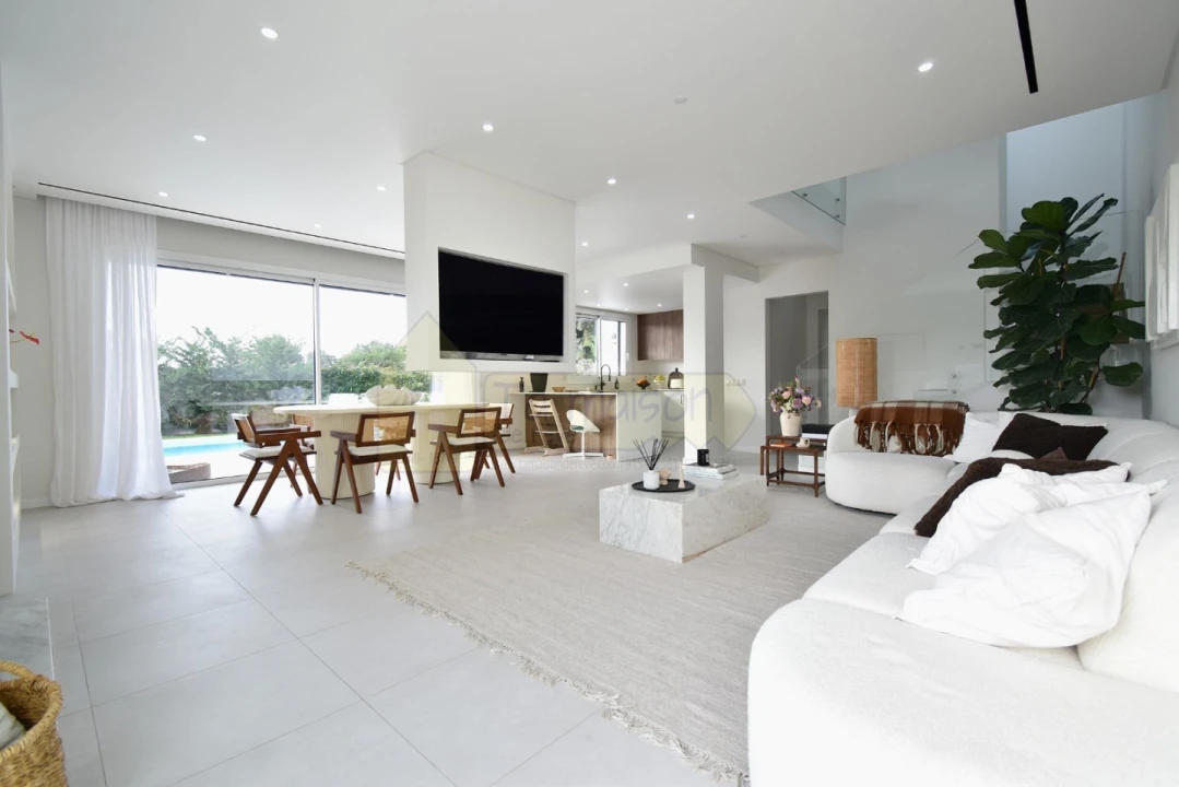 Moradia T4 para Venda em Santa Barbara de Nexe Foto 4