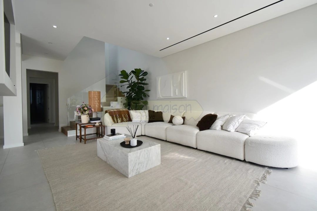 Moradia T4 para Venda em Santa Barbara de Nexe Foto 5