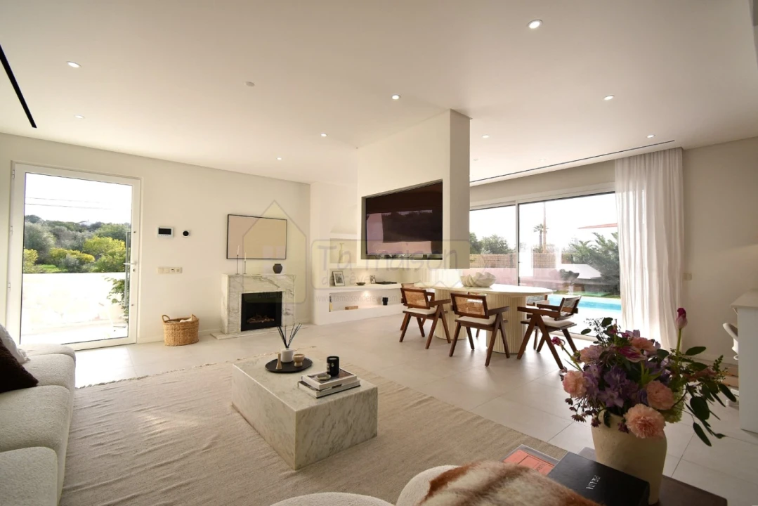 Moradia T4 para Venda em Santa Barbara de Nexe Foto 11