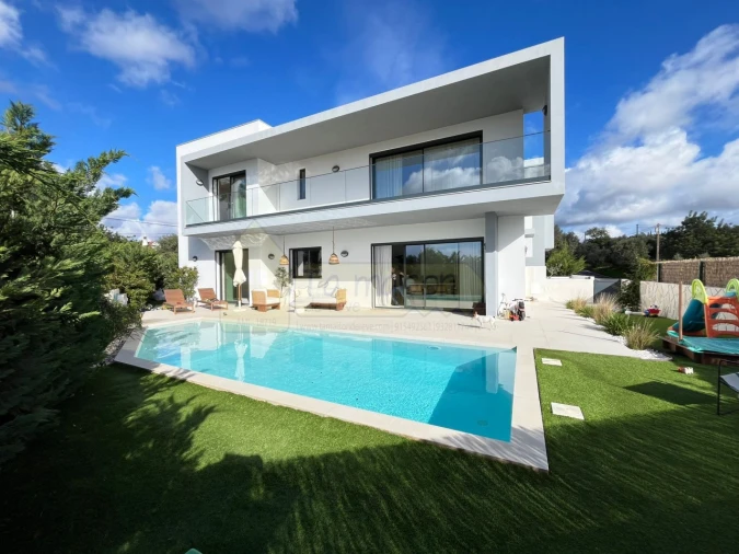 Moradia T4 para Venda em Santa Barbara de Nexe Foto 1