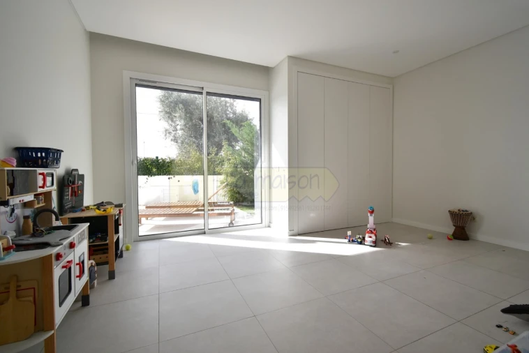 Moradia T4 para Venda em Santa Barbara de Nexe Foto 13