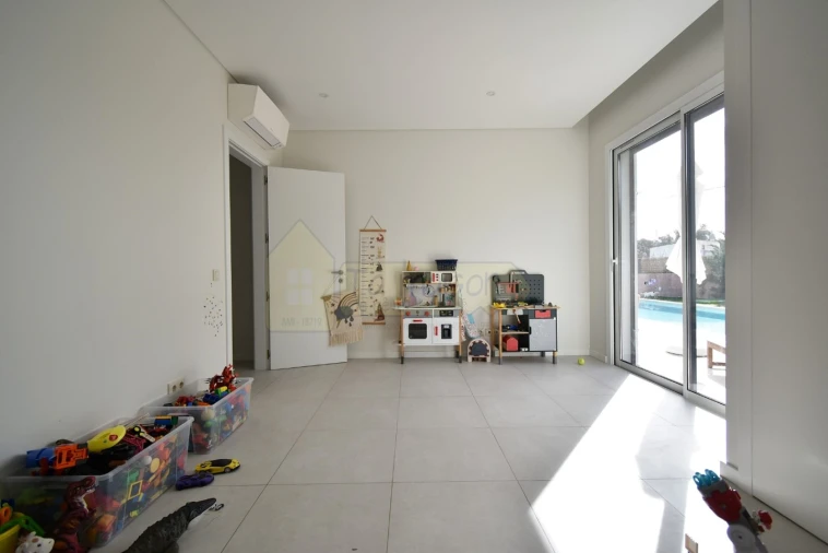 Moradia T4 para Venda em Santa Barbara de Nexe Foto 14