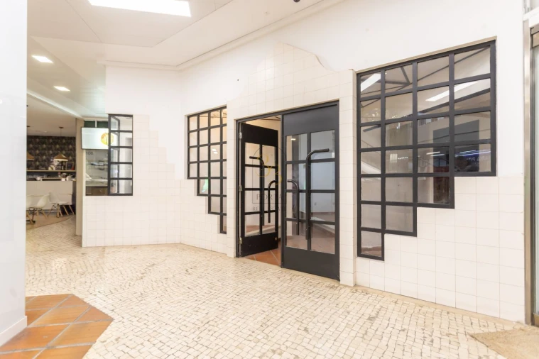 Loja para Venda em Oeiras e São Julião da Barra, Paço de Arcos e Caxias Foto 1