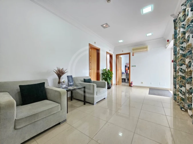 Escritório para Arrendamento em Quarteira Foto 8