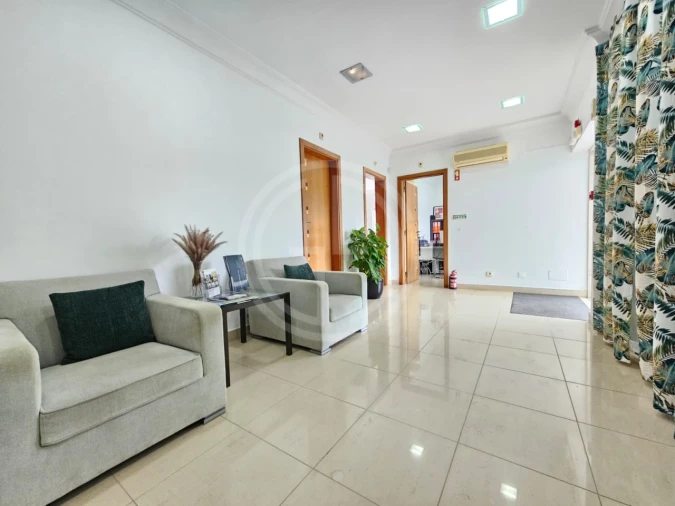 Escritório para Arrendamento em Quarteira Foto 14