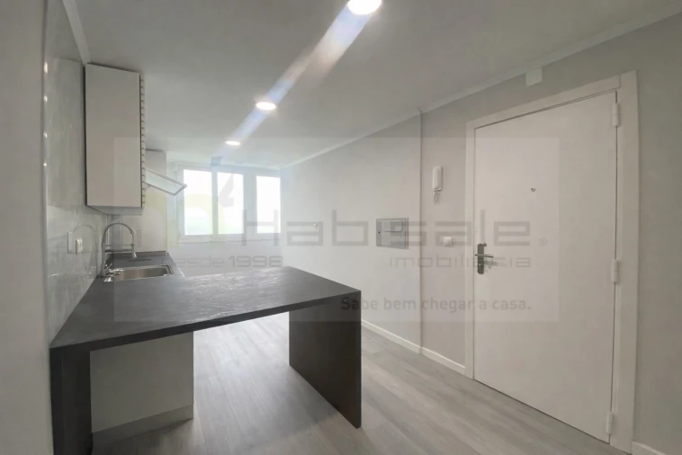 Apartamento T2 para Venda em Benfica Foto 4