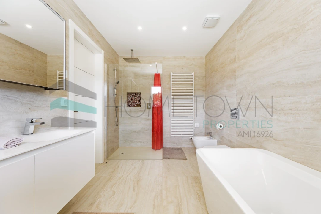 Moradia T5 para Venda em Quarteira Foto 31