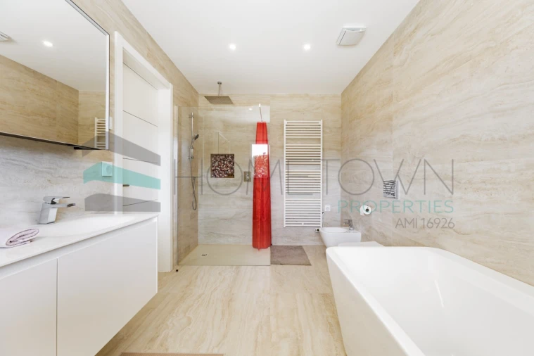 Moradia T5 para Venda em Quarteira Foto 31