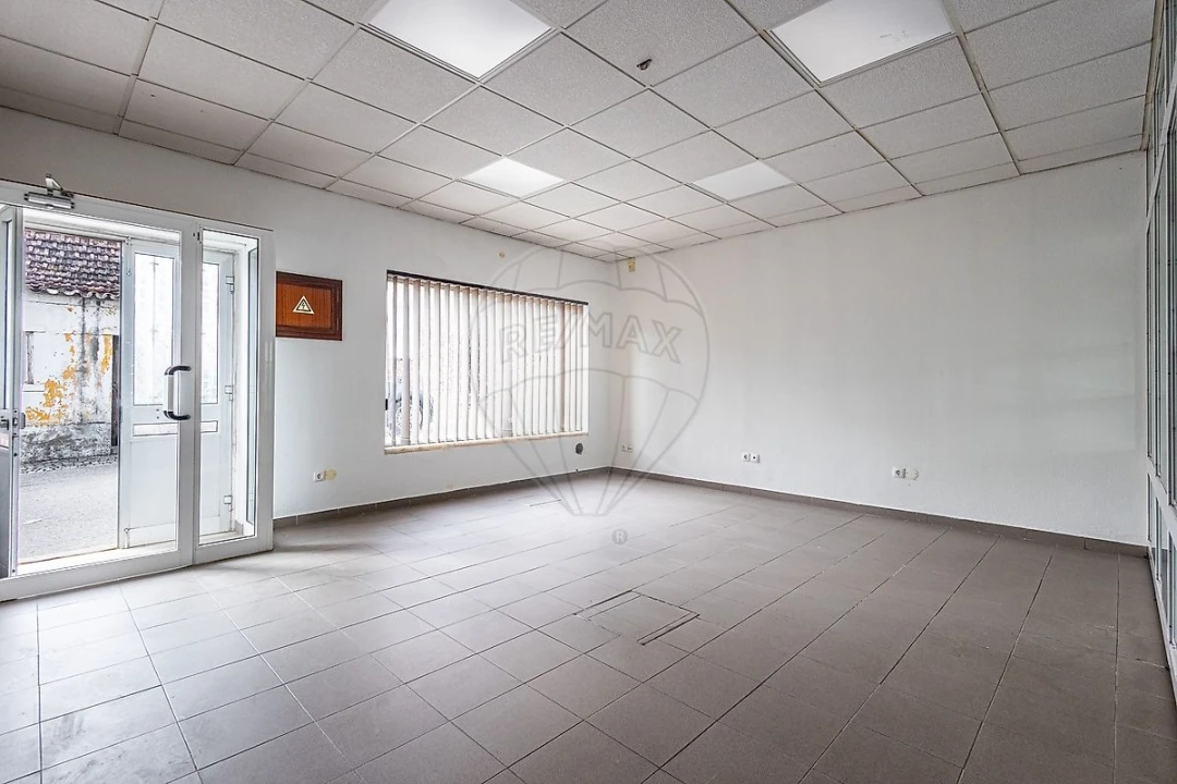 Loja para Venda em Aveiras de Cima Foto 1