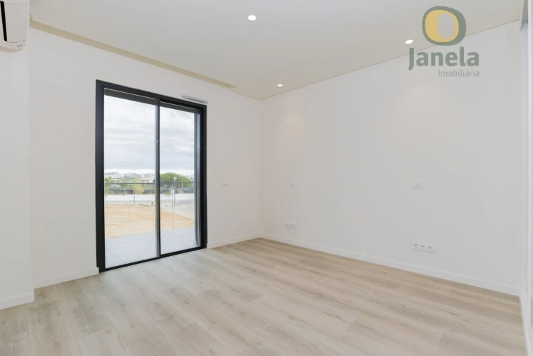 Moradia T4 para Venda em Montenegro Foto 40