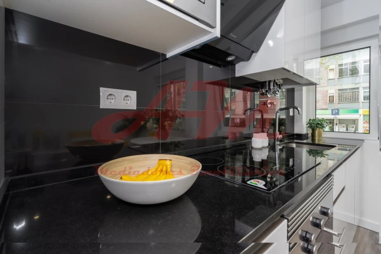 Apartamento T2 para Venda em Benfica Foto 3