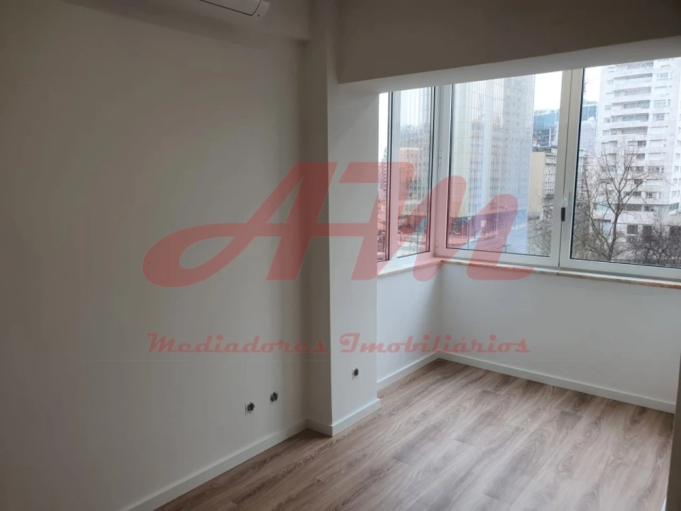 Apartamento T2 para Venda em Queluz e Belas Foto 3