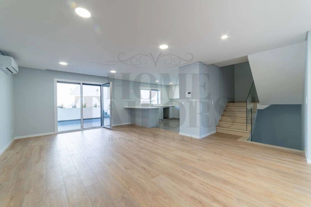 Moradia T3 para Venda em Ramada e Caneças Foto 3