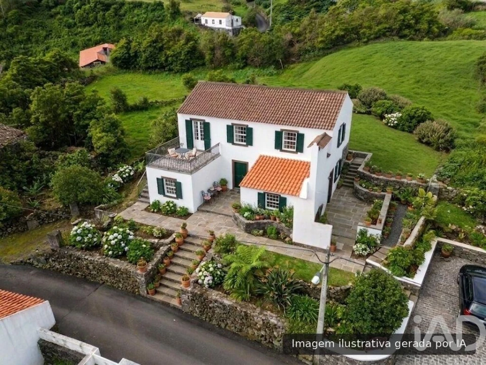Moradia T2 para Venda em Lajes do Pico Foto 3
