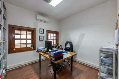 Armazém para Trespasse em Grijó e Sermonde