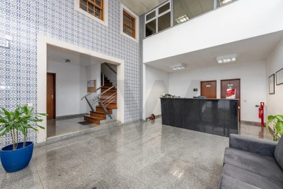 Armazém para Trespasse em Grijó e Sermonde