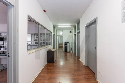 Armazém para Trespasse em Grijó e Sermonde