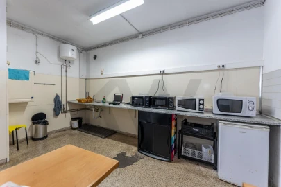 Armazém para Trespasse em Grijó e Sermonde