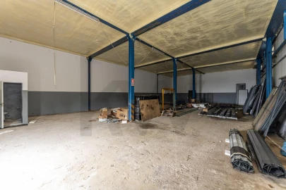 Armazém para Trespasse em Grijó e Sermonde
