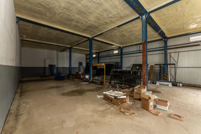 Armazém para Trespasse em Grijó e Sermonde