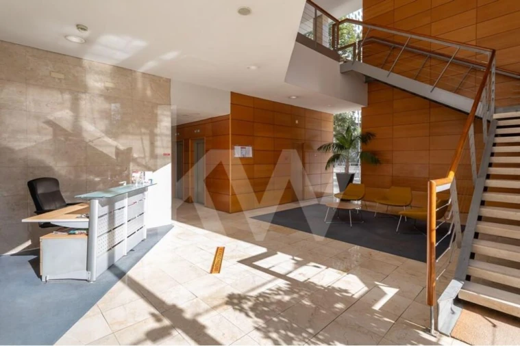 Apartamento T4 para Arrendamento em Campolide Foto 5