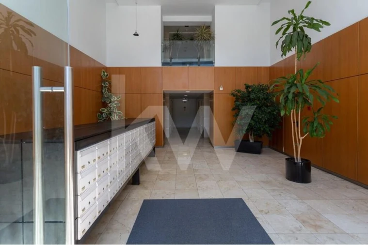 Apartamento T4 para Arrendamento em Campolide Foto 7