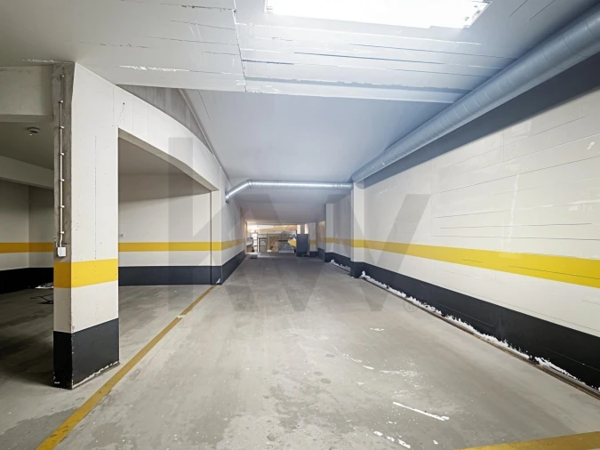 Garagem para Venda em Carnide Foto 2