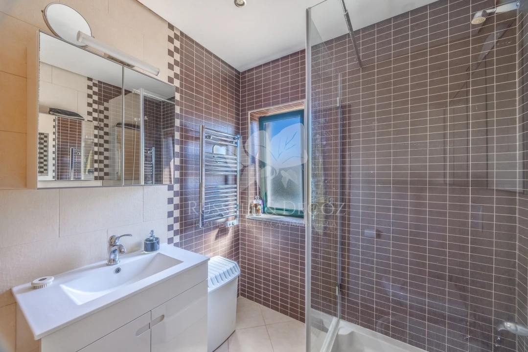 Moradia T4 para Venda em Quelfes Foto 23