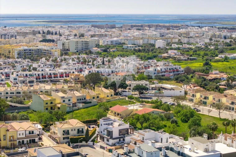 Moradia T4 para Venda em Quelfes Foto 42