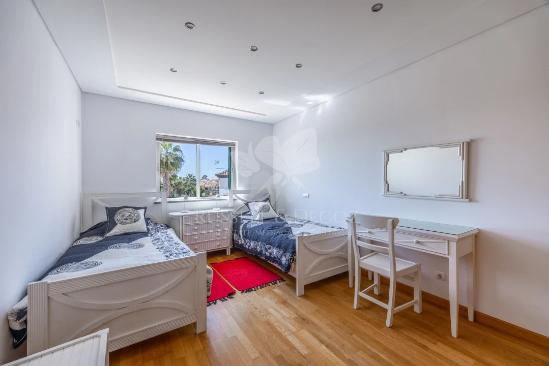 Moradia T4 para Venda em Quelfes Foto 28