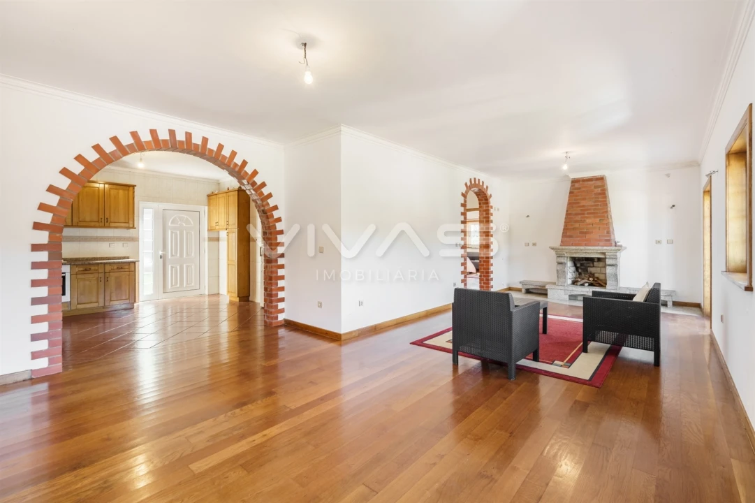 Moradia T4 para Venda em Navió e Vitorino dos Piães Foto 2