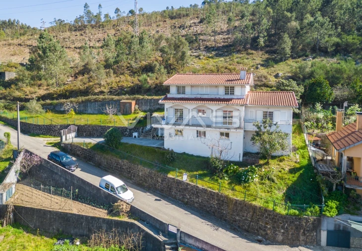 Moradia T4 para Venda em Navió e Vitorino dos Piães Foto 1