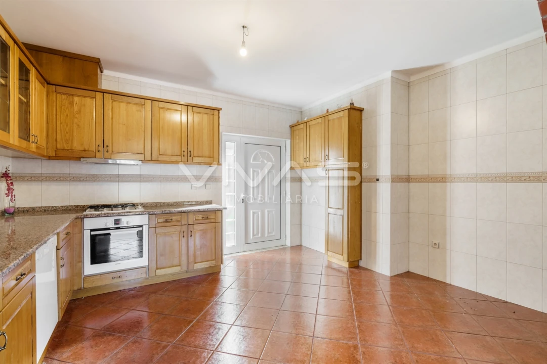 Moradia T4 para Venda em Navió e Vitorino dos Piães Foto 8