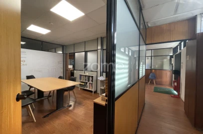 Terreno Comércio / Armazém para Venda em Castêlo da Maia