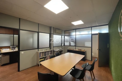 Terreno Comércio / Armazém para Venda em Castêlo da Maia