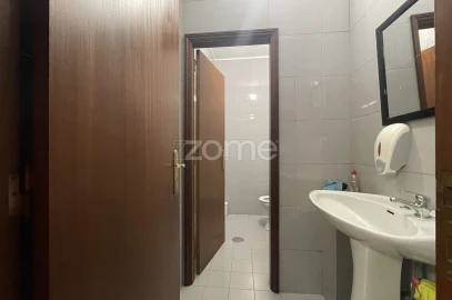 Terreno Comércio / Armazém para Venda em Castêlo da Maia