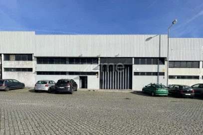 Terreno Comércio / Armazém para Venda em Castêlo da Maia