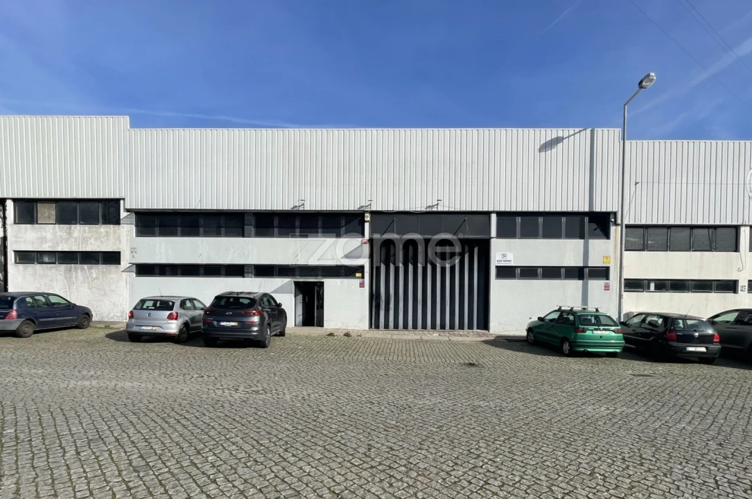 Terreno Comércio / Armazém para Venda em Castêlo da Maia Foto 1